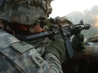 Американский солдат ведет огонь из автомата M4. Фото с сайта army.mil