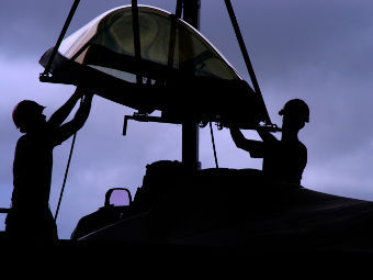 Техническое обслуживание F-22. Фото с сайта af.mil