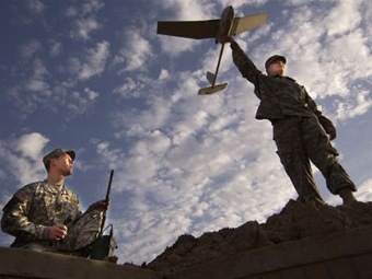 Американские военные запускают БПЛА RQ-11 Raven. Фото с сайта defenseindustrydaily.com