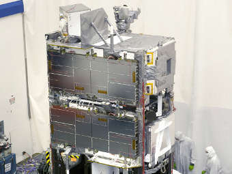 Сборка спутника STSS. Фото с сайта mda.gov
