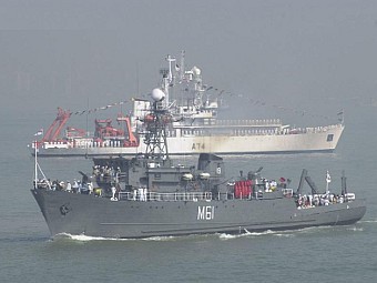 Минный тральщик класса "Пондичерри" ВМС Индии (передний план). Фото с сайта militaryimages.net
