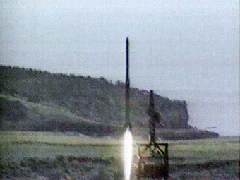 Пуск северокорейской ракеты. Кадр видеозаписи, переданный (c)AFP, архив