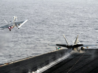 Взлет двух F-18C Hornet с палубы авианосца "Дуайт Эйзенхауэр". Фото с сайта navy.mil