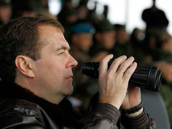 Дмитрий Медведев наблюдает за учениями "Центр-2011". Фото пресс-службы президента России 