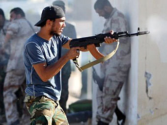 Ливийский повстанец с автоматом Калашникова. Фото (c)AFP