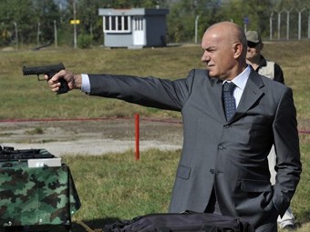 Боро Вучинич с пистолетом ТМ 9. Фото с сайта mod.gov.me