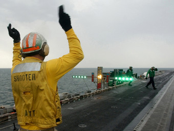 Оптическая система посадки на палубе авианосца "Гарри Трумэн". Фото с сайта navy.mil
